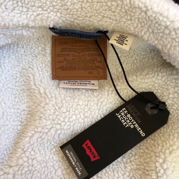 Levi’s Ex-Boyfriend Sherpa Trucker Jacket Small NWT - Picture 4 of 12